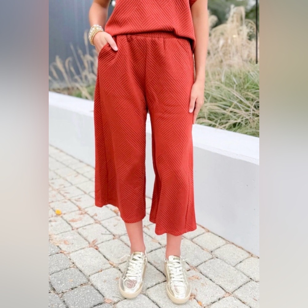 She + Sky: Wide Leg Quilted Cropped Pant Size Medium (Boutique)